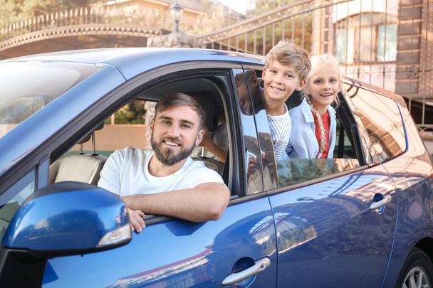 Счастливая семья сидит в машине - Фото, изображение