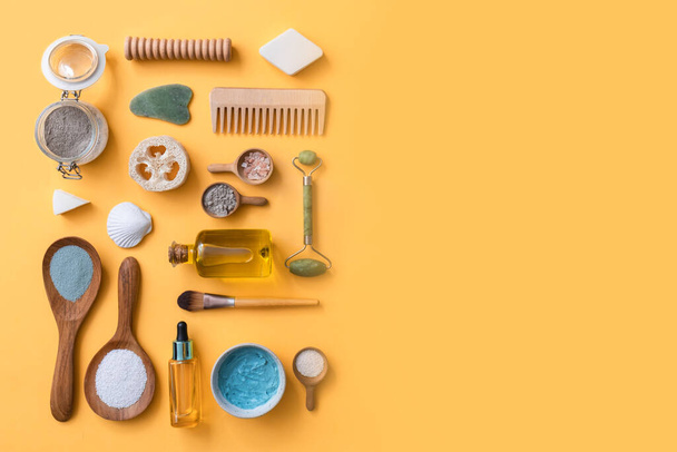 Zero Waste Selfcare-Produkte mit Kopierplatz auf gelbem Hintergrund. Umweltfreundliche Badezimmer-Schönheitsprodukte für Hautpflege und Körperpflege mit Leerstelle auf farbigem Hintergrund - Foto, Bild
