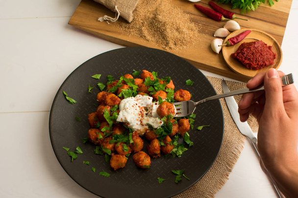 Comida tradicional turca, Fellah Kofte. Bulgur albóndigas con pasta de tomate y ajo. - Foto, imagen