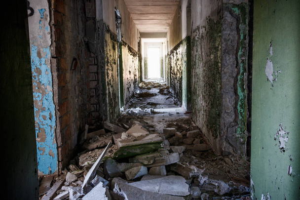 Longo corredor de casa abandonada arruinada - Foto, Imagem