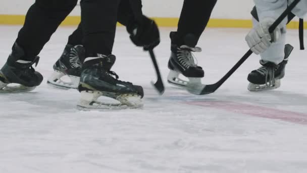 Hidasliikkeinen matalan kulman laukaus tunnistamaton jääkiekko virallinen pudottamalla nyppiä, kun kaksi vastakkaista pelaajaa yrittää kiinni sen kepillä ja voittaa face-off - Materiaali, video