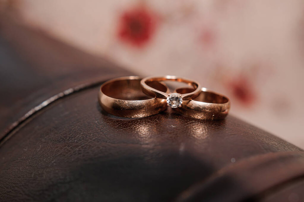 Bagues en or de mariage sur fond marron - Photo, image