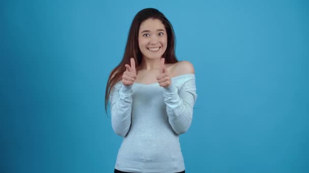 Giovane donna felice indicando la stanza e dicendo, hey you - Filmati, video