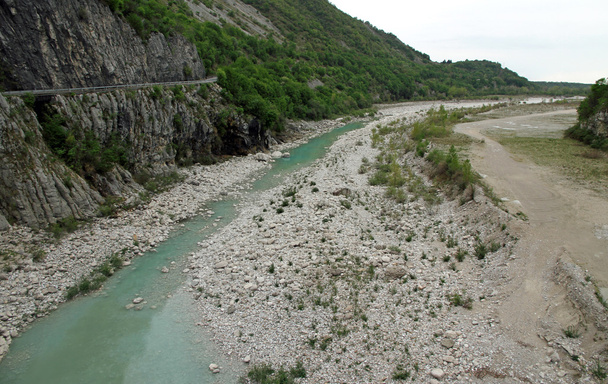 Trockener Fluss mit wenig Wasser während einer Dürre - Foto, Bild