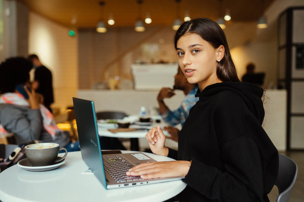 Muotokuva naispuolinen opiskelija käyttää net-kirja istuessaan kahvilassa - Valokuva, kuva