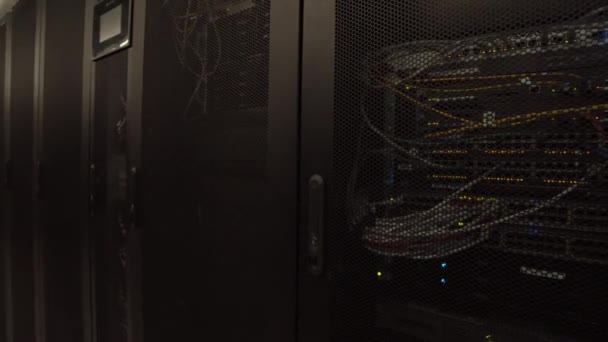 Широкий знімок рядків шаф стійкового сервера з мейнфреймами і відсутніми людьми в сучасному центрі обробки даних
 - Кадри, відео