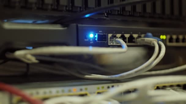 Κλείσιμο δικτυακών πινάκων του mainframe με καλώδια, διακόπτες και LED στην αίθουσα του server - Πλάνα, βίντεο