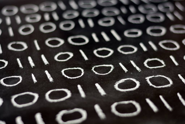 Zeros e uns escritos em giz num quadro negro, sistema binário - Foto, Imagem