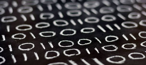Nuly a jedničky napsané křídou na tabuli, binární systém - Fotografie, Obrázek