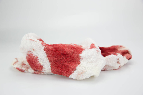 Contiene manchas de sangre en una toalla, Escena blanca - Foto, Imagen