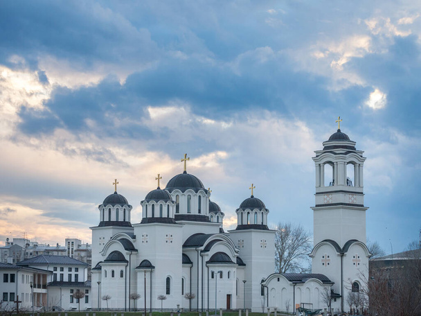 église de hram svetog simeona mirotocivog, également appelé le temple de saint simeon, dans le nouveau quartier belgrade, serbia. c'est une église orthodoxe serbe récemment construite - Photo, image