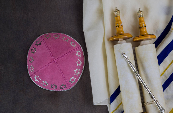 Livre de prières avec rouleau de la Torah et châle de prière tallit symboles religieux orthodoxes juifs - Photo, image