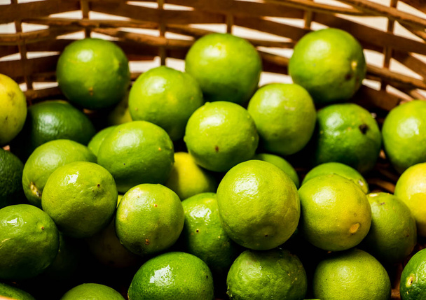 limones verdes en la cesta, Chiangmai Tailandia. - Foto, imagen