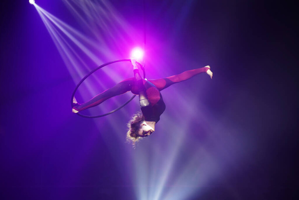 Rugalmas fiatal nő, hogy teljesítményt légi karika, rugalmas osztott légi karika, légi cirkusz show - Fotó, kép