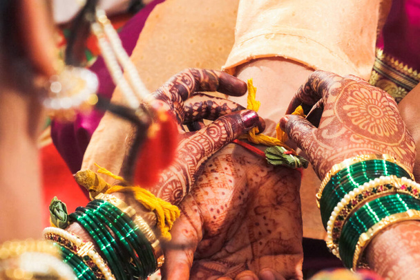 Ceremonia Kanyadan. Noszę bransoletki z guzem. Indyjskie rytuały ślubne i ceremonia. Ślub Maharashtry. Kultura Maharasztry. Kultura indyjska. Marathi Ceremonia ślubna - Zdjęcie, obraz