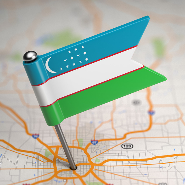 Özbekistan küçük bayrak harita arka plan üzerinde. - Fotoğraf, Görsel