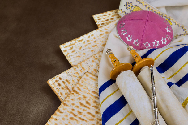 Ortodoksinen juutalainen valmistettu Tooran Scrolls kosher matzah on perinteinen juutalainen pääsiäinen loma - Valokuva, kuva
