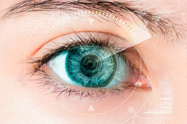 Een close-up van het blauwe oog. High Technologies in het futuristische. : staar - Foto, afbeelding