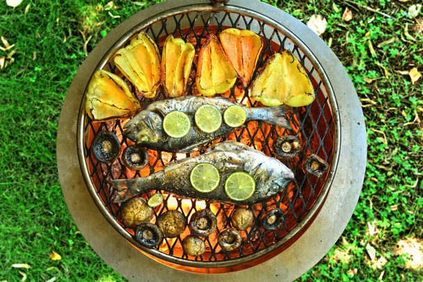 Grillezett tengeri keszeg paprikával és gombával - recept elkészítése fotó - Fotó, kép