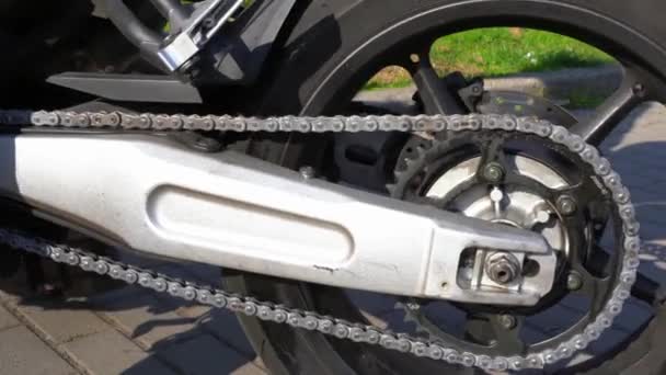 close-up beelden van nieuwe en perfect geoliede motorfiets keten - Video