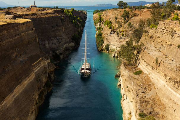 Barco à vela no Canal de Corinto, Loutraki, Grécia - Foto, Imagem