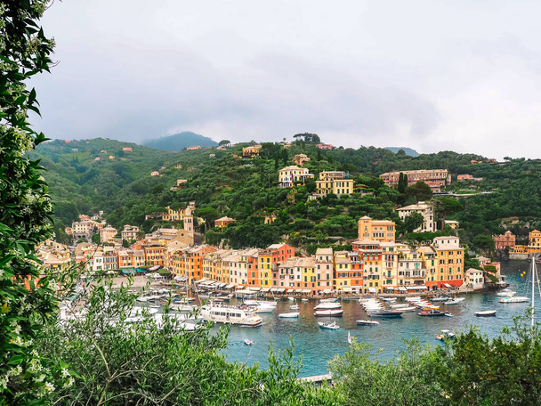 Panorama van de stad Portofino in Genua aan de kust in Italië. Portofino, Italië- 15 juni 2019 - Foto, afbeelding