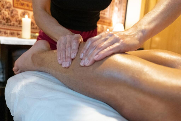 Masseuse robi masaż nóg klientowi - Zdjęcie, obraz