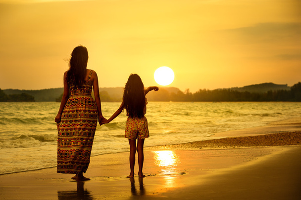 matka i córka, stojąc na plaży - Zdjęcie, obraz
