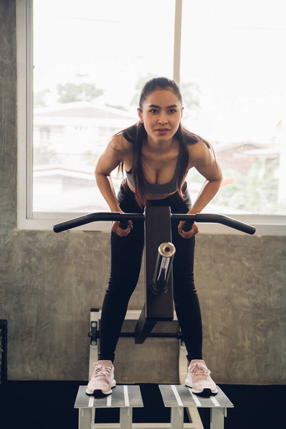 belle asiatique femme exercice dans salle de gym - Photo, image