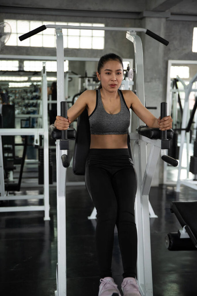 Hermosa mujer asiática haciendo ejercicio en el gimnasio - Foto, Imagen