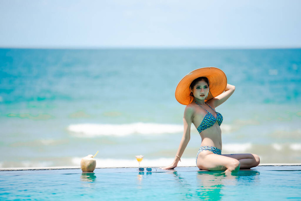 Mulher sexy asiática em maiô com bebida - Foto, Imagem