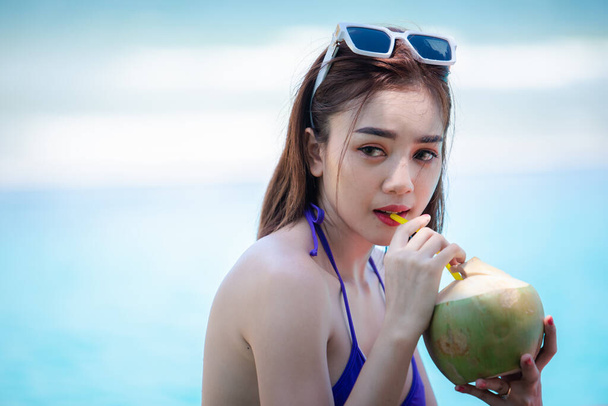 Aasialainen seksikäs nainen uimapuku juomalla - Valokuva, kuva