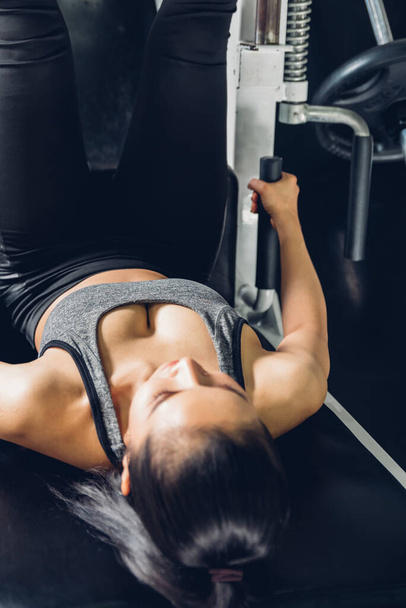 belle asiatique femme exercice dans salle de gym - Photo, image