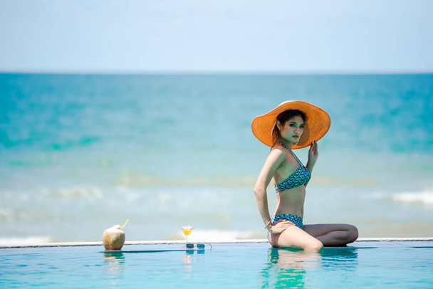 Asiática sexy mujer en traje de baño con bebida - Foto, imagen