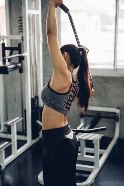 Beautiful asian woman exercising in gym - Φωτογραφία, εικόνα