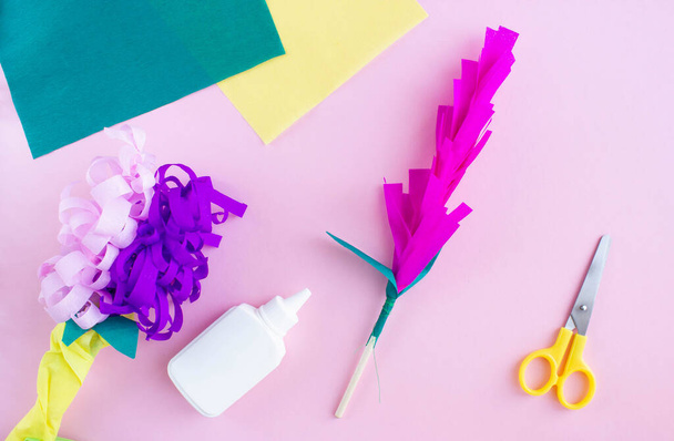 DIY Wie man mit eigenen Händen Blumen aus farbigem Wellpapier macht, Gratulation zum Muttertag, zum Geburtstag, Schritt für Schritt, Schritt 9. - Foto, Bild