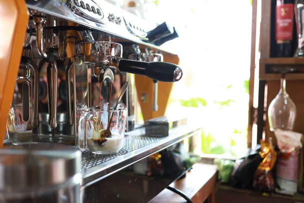 кофеварка бариста в кафе избирательный фокус Подготовка сделать горячий кофе эспрессо с профессиональным кофеварка - Фото, изображение
