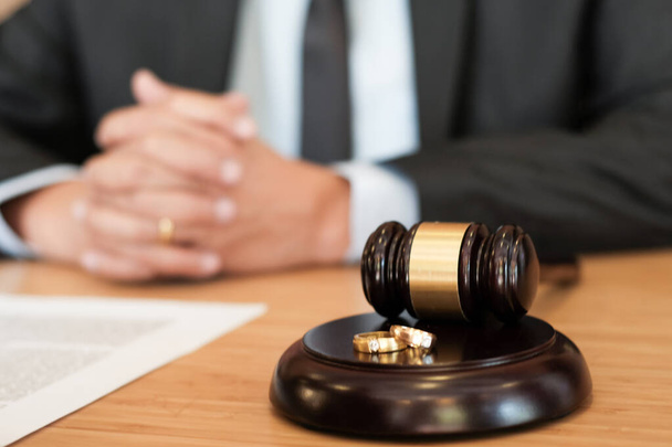 Ο δικαστής Γκάβελ αποφασίζει για την υπογραφή διαζυγίου γάμου. έννοια του δικηγόρου - Φωτογραφία, εικόνα