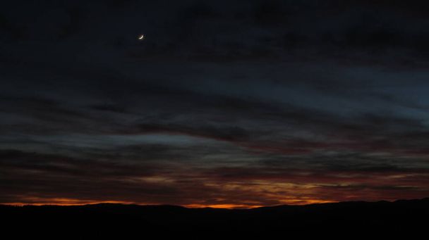 wieczór na horyzoncie słońce o zachodzie słońca, koniec dnia - Zdjęcie, obraz