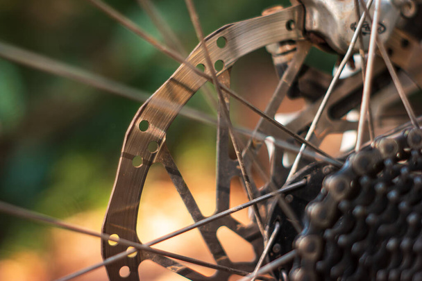 Bicicleta de montaña usada y ropa sucia engranajes engranajes macro primer plano disparo fuera - Foto, Imagen