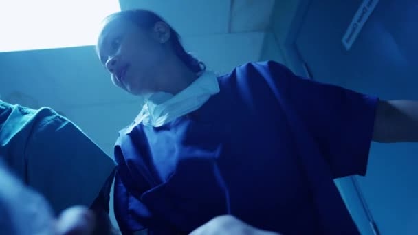 Pessoal médico transporte paciente em estado grave
 - Filmagem, Vídeo