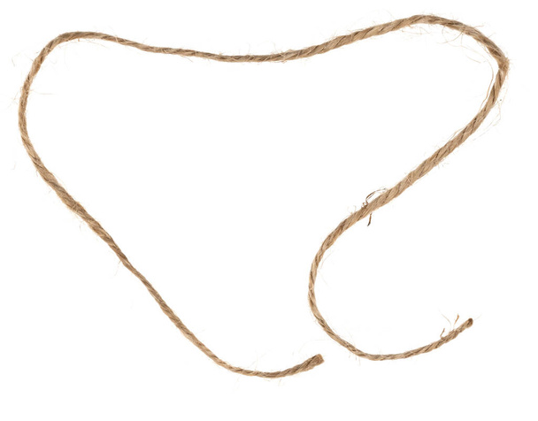 Pièce de ficelle brune isolée sur fond blanc. corde - Photo, image