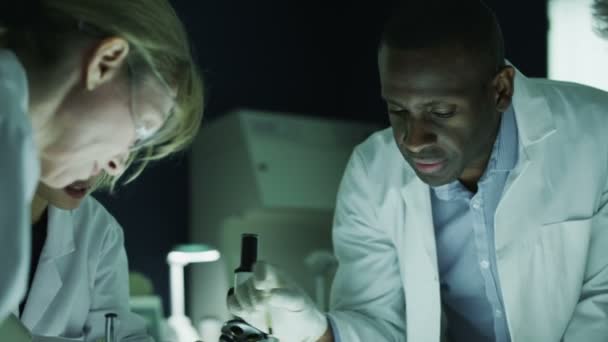 Équipe de recherche médicale travaillant en laboratoire
 - Séquence, vidéo