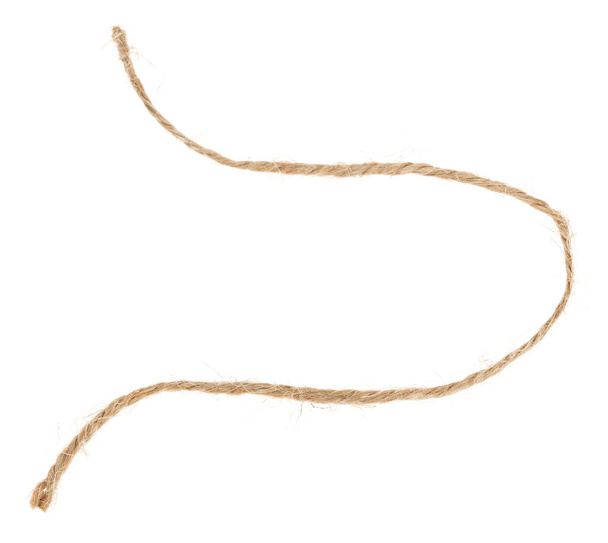 Шматок коричневого шпагату ізольовано на білому тлі. мотузка
 - Фото, зображення