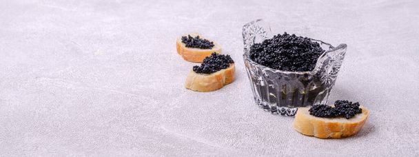 El caviar orgánico negro en el plato sobre el fondo claro. Enfoque selectivo. - Foto, Imagen