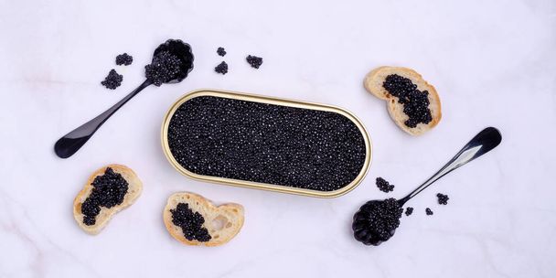El caviar orgánico negro en el plato sobre el fondo claro. Enfoque selectivo. - Foto, Imagen