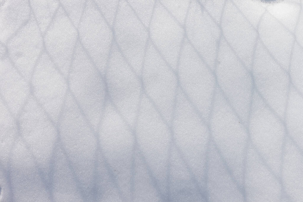 Sombra da malha de vedação na neve - Foto, Imagem