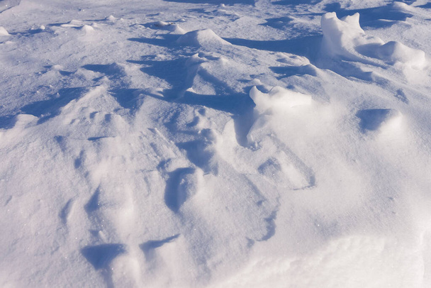 Terra nevada com sombras azuis. Close-up. Fundo de inverno ártico - Foto, Imagem
