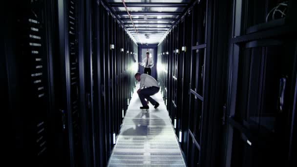 IT engineers working in a data centre - Footage, Video