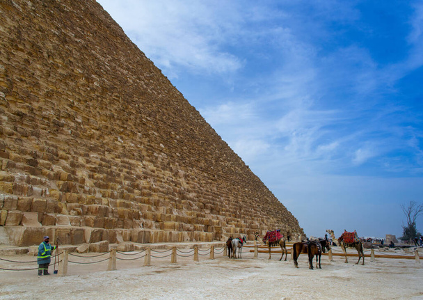Kair, Egipt - 09 lut 2021. Wielkie piramidy starożytnego Egiptu w Gizie, Kair - Zdjęcie, obraz